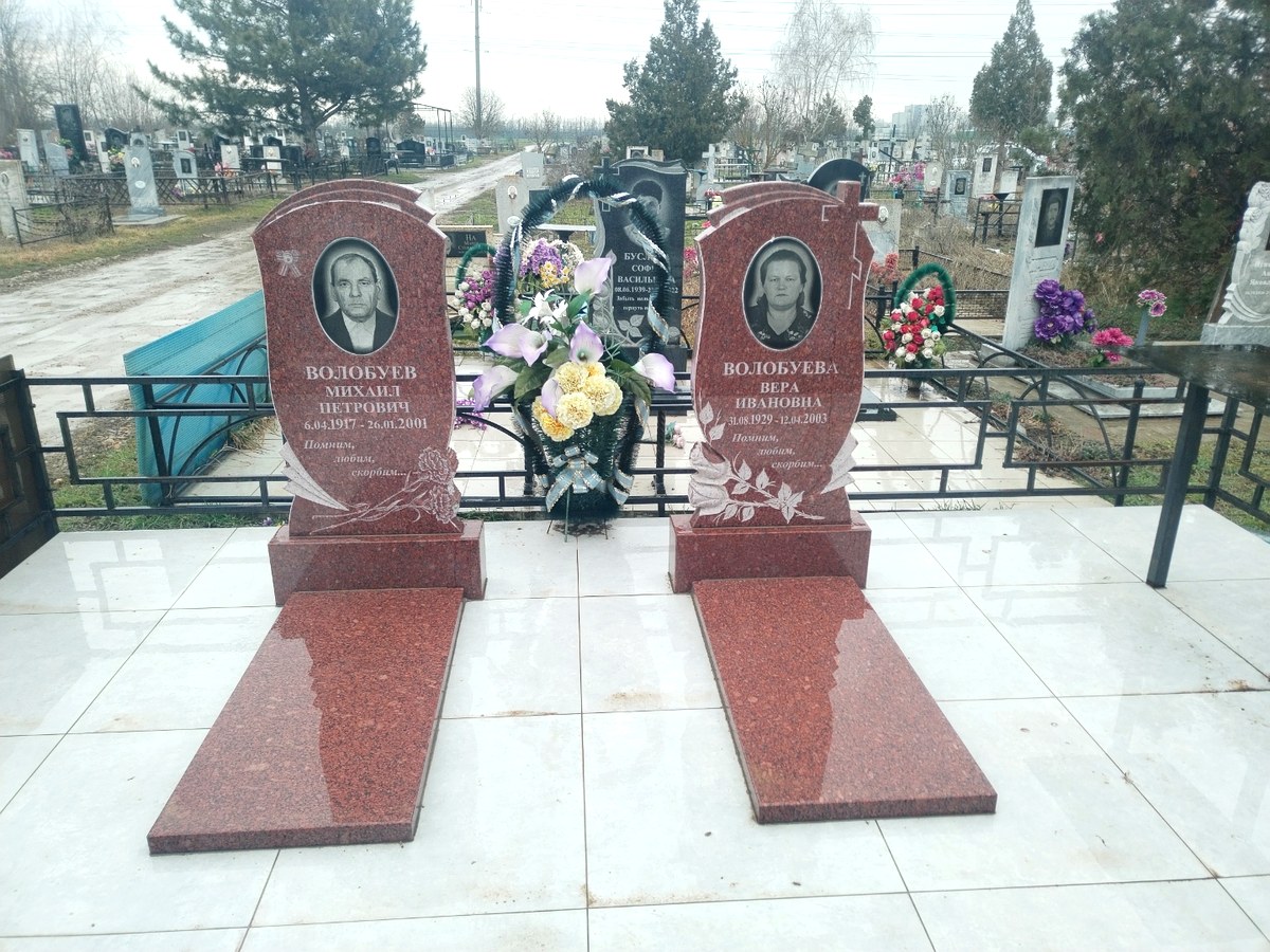 Парный памятник из красного гранита с портретами и гравировкой