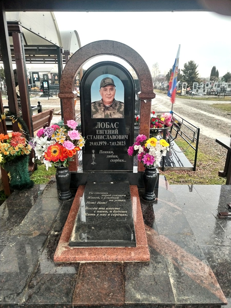 Памятник с аркой из гранита, комбинированный чёрный и красный