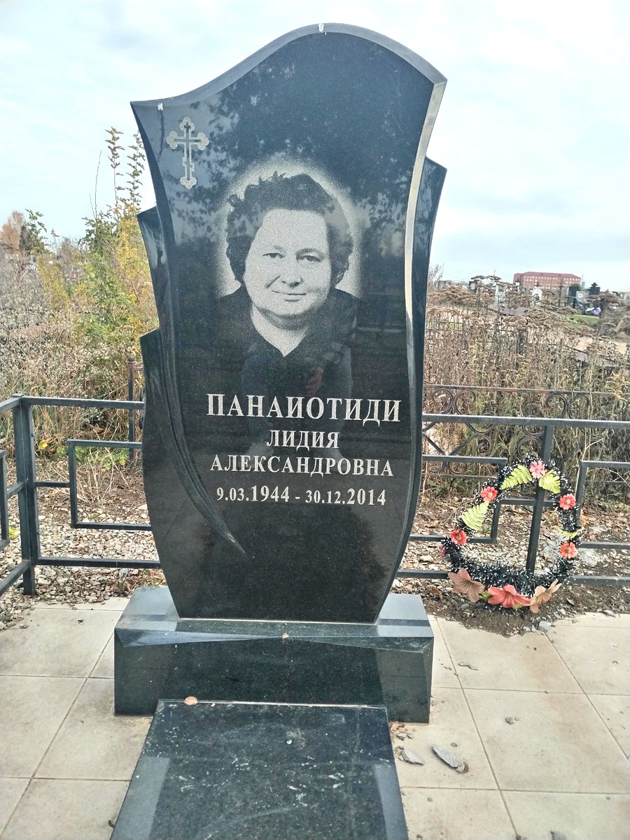 Памятник из чёрного гранита фигурной формы с портретом