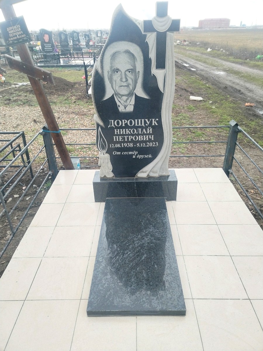 Памятник из чёрного гранита с плиткой и оградкой
